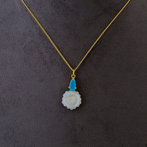 Colgante de flor de rosa tallada en nácar blanco, chapado en oro, collar de flor romántico, regalo de joyería de cumpleaños para ella. - Product Image 2