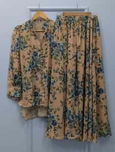Ensemble haut et jupe pour femme, motif floral, coupe classique, élégant, col en V, en polyester/coton/rayonne, avec boutons, taille haute, style asymétrique, vente en gros - Product Image 3