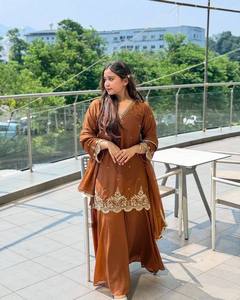 Nouvel ensemble de soirée de créateur avec pantalon palazzo et dupatta fantaisie en Georgette, broderie lourde, exportation en gros d'Inde - Product Image 6