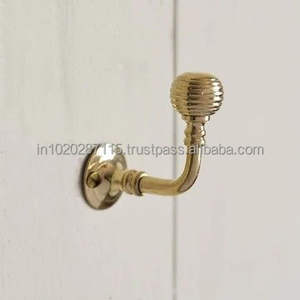 Ganchos de pared de latón elegantes de estilo antiguo con grabado con estilo para paredes de salón o pasillo. - Product Image 4