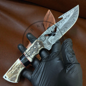 Cuchillo de Chef Personalizado OEM de Acero Inoxidable Damasco con Mango de Cuerno de Ciervo, Patrón de Pluma, Punta Caída, para Caza, Supervivencia, Camping e Industrial, con Funda de Cuero - Product Image 6