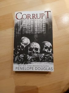 หนังสือเรื่อง "Corrupt" โดยเพเนโลป์ ดักลาส ฉบับภาษาอังกฤษ ปกอ่อน แนว "ศัตรูกลายเป็นคนรัก" โรแมนติกสุดเข้มข้น - Product Image 1