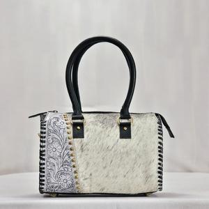 Sac à main de luxe en cuir de vachette avec panneau floral gaufré, fermeture éclair, poignée supérieure, design en cuir durable - Product Image 1