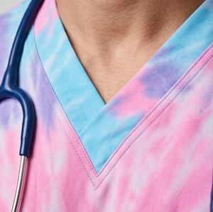 ชุดยูนิฟอร์มพยาบาลแบบ Tie Dye เสื้อคอวีแขนสั้นสำหรับผู้ชาย - กางเกงพยาบาลเอวสูงทรงเข้ารูป \ ชุดยูนิฟอร์มพยาบาลแบบ Sublimation - Product Image 3