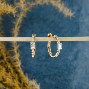 Pendiente de aro tipo huggie individual de oro de 18k con diamantes y piedras mixtas de corte baguette, esmeralda, redondo y marquesa, joyería fina minimalista - Product Image 5