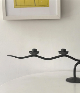 Candelabro Moderno de Hierro Forjado Negro Mate de 3 Brazos con Diseño Ondulado, Soporte Artesanal de Metal Abstracto para Velas, Duradero para el Hogar en Navidad - Product Image 3