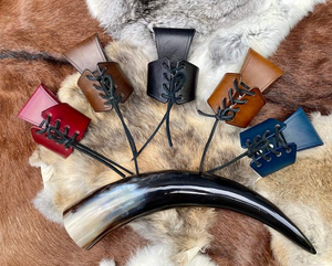 เขาสัตว์แท้สำหรับดื่มแบบไวกิ้ง พร้อมขาตั้งเหล็ก เขาสัตว์แกะสลักโบราณแบบไวกิ้ง เขาทองเหลืองสำหรับดื่ม พร้อมจัดส่ง - Product Image 6