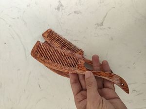 Peigne en bois de coco fabriqué au Vietnam, peigne à cheveux en bois naturel fait à la main, écologique, qualité d'exportation en gros - Product Image 3