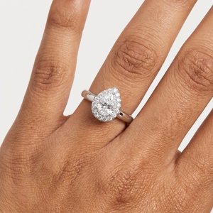 Bague de fiançailles classique en diamant taille poire en platine PT950 avec sertissage halo pour femme - Product Image 5