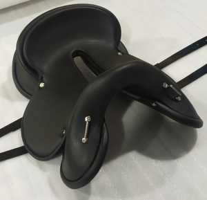 อานม้า BLUHORSE BH-900 รุ่นมาตรฐาน คุณภาพดี สำหรับขี่ม้าแบบอังกฤษ ทำจากหนัง PU ทนทาน ปรับแต่งสีได้ ผลิตด้วยมือจากอินเดีย ใช้เส้นใยอินเดีย - Product Image 3