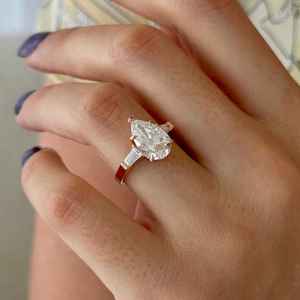 แหวนหมั้นเพชรโมอิสซาไนต์ทรงลูกแพร์หรูหรา ประดับเพชรทรงบาแกตต์ด้านข้าง ทองคำขาว 14K แหวนแต่งงานสามเม็ดสำหรับผู้หญิง - Product Image 4