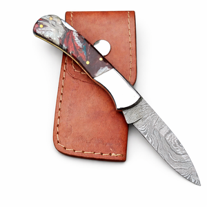 Cuchillo plegable utilitario hecho a mano con hoja recta de estilo Drop Point, mango de resina y acero de Damasco, y funda de cuero. - Product Image 1