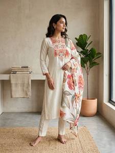 Ensemble Kurta trois pièces en soie modal de qualité export avec pantalon et dupatta, tenue ethnique féminine pour les fêtes, disponible à la vente - Product Image 2