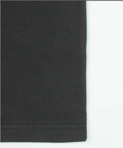 Camiseta Negra de Manga Raglán para Hombre con Ribete en Contraste Gris, Cuello Redondo, Corte Regular Informal, Diseño de Color Sólido en Algodón Tejido - Product Image 4
