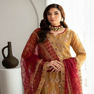 Tenue de soirée pour femmes en mousseline de soie brodée trois pièces punjabi costumes Ramsha Vol R-11 longue robe Maxi à feuilles persistantes prêtes - Product Image 2