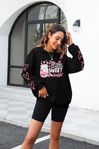 Sudadera extragrande negra para mujer con estampado de corazones rosas y gráfico de "My Class Is Sweet Hearts", cuello redondo y manga larga. - Product Image 6