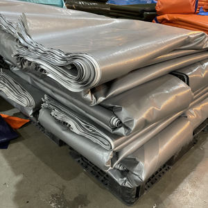 Bâche en PE argentée, haute résistance, grande capacité, options de taille et de couleur personnalisées pour la protection industrielle en extérieur - Product Image 6