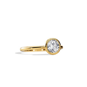 Anillo de Compromiso Clásico de Oro de 10K con Diamantes, Engaste de Bisel, Piedra Redonda para Mujer - Product Image 2