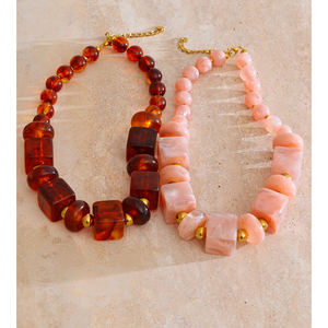 Collier artisanal en résine, Aura Radiante, Collier de perles en résine de luxe, Éclat Prisme, Collier de créateur en résine - Product Image 1