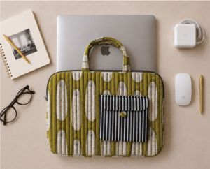 Sac fourre-tout moderne en tissu de coton matelassé pour ordinateur portable, poche rayée, design léger antichoc - Imprimé vintage à blocs, originaux de Jaipur - Product Image 1