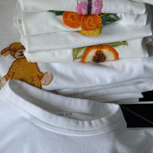 T-shirt d'été Sigma Chi Psi vert et lavande en chenille brodée et perlée, vêtement de sororité grecque, qualité supérieure 100% - Product Image 1