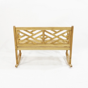 Fauteuil à bascule d'extérieur en bois naturel tendance - Siège de jardin robuste à mouvement fluide - Product Image 4