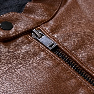 Chaqueta de cuero marrón para hombre, estilo motociclista, con cremallera, corte ajustado, manga regular, estilo otoñal. - Product Image 3