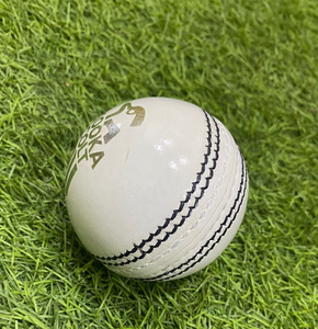 Pelota de Cricket de Cuero Blanco Kooka Colt, Pelota Profesional para Partidos, Pelota de Cricket Resistente y Dura, Calidad Premium, Cosida a Máquina - Product Image 4
