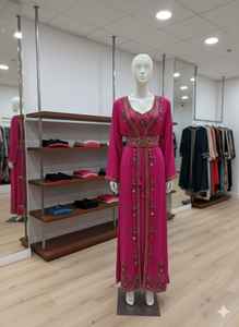 Elegante caftán marroquí magenta con bordados dorados y detalles de joyas. Un vestido de lujo atemporal cosido a mano para ocasiones formales. - Product Image 2