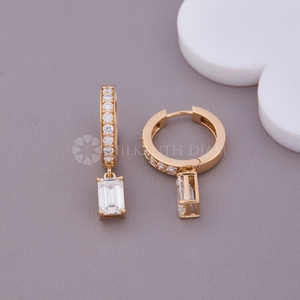 Nouvelle collection de boucles d'oreilles en diamants de laboratoire taille ronde et baguette, en or rose, pour femmes, provenant d'un fournisseur indien. - Product Image 1