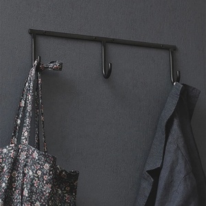Porte-manteau mural en métal Urban Rail avec finition noir mat, triple crochets pour salle de bain, entrée et organisation domestique - Product Image 3