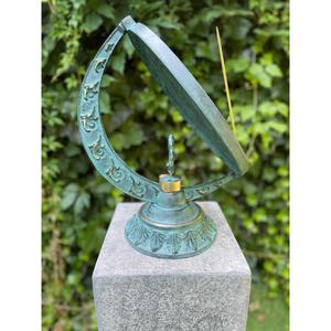 Escultura Decorativa de Jardín con Acabado Bronce de Lujo, con Números Romanos y Diseño Solar sobre Base de Pedestal Metálico - Product Image 4