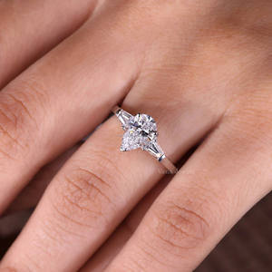 Superbe bague de fiançailles en diamant de taille poire de laboratoire trois pierres côté conique baguette cadeau d'anniversaire de mariage argent or - Product Image 2