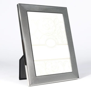 Cadre photo plaqué argent gaufré – Cadeau de bureau haut de gamme – Cadre photo élégant pour affichage portrait sur bureau - Product Image 1