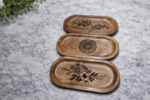Bandeja Decorativa Ovalada de Madera Tradicional Grabada Personalizada y Florero de Mesa para Regalo de Cumpleaños, Boda o para el Hogar - Product Image 1