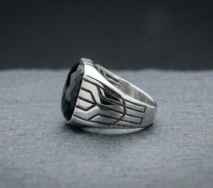 Anillo Unisex Minimalista Hecho a Mano con Bisel de Plata de Ley 925 y Piedra Preciosa de Ónix Negro Facetado en Forma Rectangular de 10x14 mm - Product Image 2