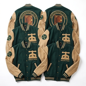 Fournisseur de vêtements : Blouson Bomber Varsity avec manches en cuir, patch en papier marbré brodé, et patch en forme de folio, en laine, couleur ardoise - Product Image 2