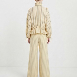 Ensemble coordonné décontracté d'été pour femme, chemise à col montant et ourlet à volants et pantalon large, tenue deux pièces avec logo frontal - Product Image 2