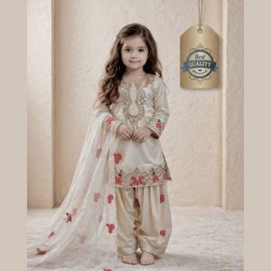 Traje Salwar de Crepé Natural con Bordado Intenso y Lentejuelas, con Dupatta de Seda Organza, Completamente Cosido, Ropa para Niños, Fabricado por Royal Export - Product Image 2