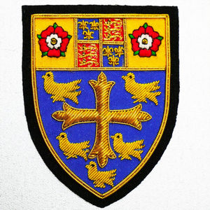 Badges à épingle de sûreté personnalisés avec logo, nouveaux, de haute qualité, faits à la main, brodés au fil de filigrane, pour clubs de mode, à faible coût, service OEM - Product Image 1