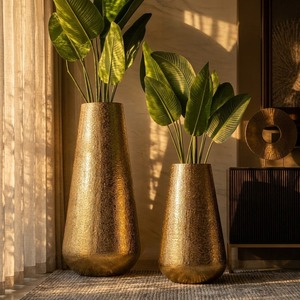 กระถางต้นไม้สไตล์โมเดิร์นกลางศตวรรษ ยี่ห้อ Serene Spaces พร้อมขาตั้งสามขาทำมือ ชุดแจกันตกแต่งภายใน - Product Image 1