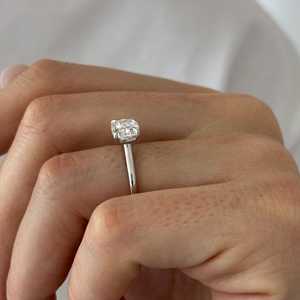 Anillo de Compromiso con Corte Alargado de 2 Quilates, Anillo Solitario de Oro Blanco de 14k con Corte Catedral, Certificado IGI - Product Image 5