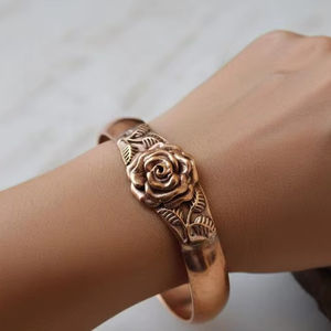Brazalete de cobre con flores hecho a mano: Pulsera floral de cobre hecha a mano para mujer, regalo. - Product Image 1