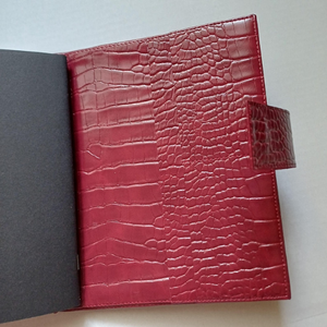 Agenda Personalizada Color Borgoña con Textura de Cocodrilo, Cuaderno de Viaje de Cuero Vegano, Insertos Personalizados, Diario Recargable - Product Image 5
