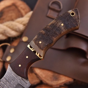 Cuchillo de caza y camping Nordic Forge Tracker de acero de Damasco, hecho a mano, con espiga completa, mango de cuerno de carnero y palisandro, con funda para transporte. - Product Image 3