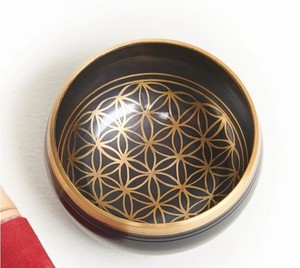 Bol chantant rond en bronze noir avec bord plaqué or et motif en relief pour la prière, la méditation et la décoration - Product Image 5