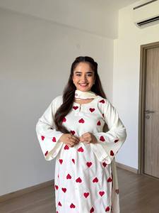 Kurti en coton imprimé cœur blanc avec palazzo et dupatta rouges – Ensemble décontracté traditionnel indien et pakistanais pour femme, longueur cheville, coupe ample - Product Image 4