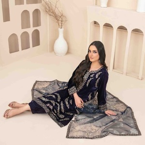 Robes panjabi pakistanaises brodées en velours pour femmes sur velours costumes 3 pièces pakistanais Salwar Kameez par Tawakkal Vol MINAKARI - Product Image 4