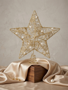 Adorno de árbol de Navidad con forma de estrella de perlas y alambre dorado, con base en espiral y detalles brillantes. - Product Image 1