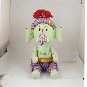 Peluche Ganesh Verte à Vendre, Poupée Artisanale Douce du Dieu Éléphant avec Robe Florale Violette, Vente en Gros - Product Image 1